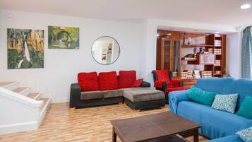 Een televisie en een open haard