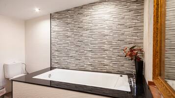 Een douche, handdoeken