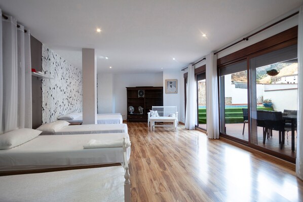 6 habitaciones, tabla de planchar con plancha y wifi gratis 