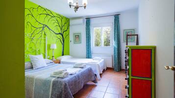 6 slaapkamers, een strijkplank/strijkijzer, gratis wifi, beddengoed