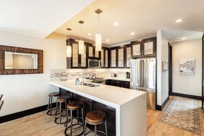 Kylskåp, mikrovågsugn, ugn och spishäll