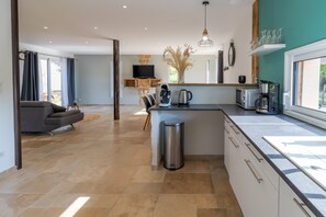 Fridge, microwave, oven, stovetop - Le Séchoir – Authentic House with Private Pool in Périgord Noir, Perfect for Families or Groups (Coly-Saint-Amand)