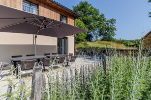 Outdoor dining - Le Séchoir – Authentic House with Private Pool in Périgord Noir, Perfect for Families or Groups (Coly-Saint-Amand)