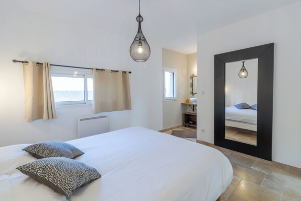 4 bedrooms, iron/ironing board, free WiFi, bed sheets - Le Séchoir – Authentic House with Private Pool in Périgord Noir, Perfect for Families or Groups (Coly-Saint-Amand)