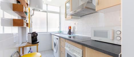 雪櫃、微波爐、焗爐、爐具