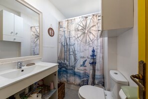 Chuveiro, secador de cabelo, toalhas de banho 