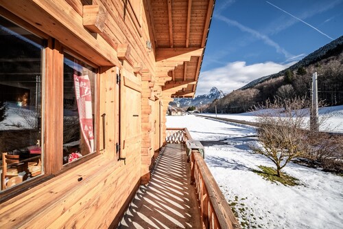 Chalet 'Phidel - 11 Personnes' avec vue sur les montagnes, terrasse privée et Wi-Fi