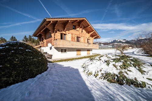 Chalet 'Phidel - 11 Personnes' avec vue sur les montagnes, terrasse privée et Wi-Fi