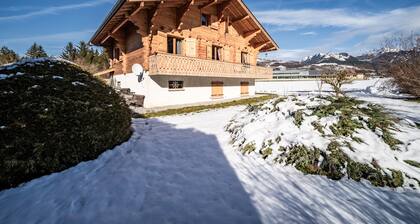 Chalet 'Phidel - 11 Personnes' avec vue sur les montagnes, terrasse privée et Wi-Fi