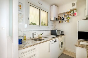 Réfrigérateur, four à micro-ondes, un four, surface de cuisson