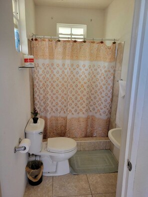 Serviettes fournies, papier toilette