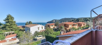 Apartment 'Appartamento A Cavo Sul Mare' with Sea View, Wi-Fi and Air Conditioning