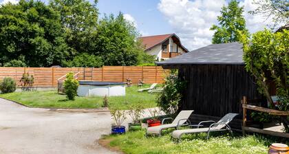 Cottage 'L'étable' with Private Terrace, Shared Garden and Wi-Fi