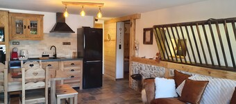 Cottage 'L'étable' with Private Terrace, Shared Garden and Wi-Fi