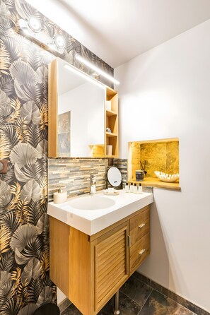 تجهيزات دش، مجففات شعر، مناشف