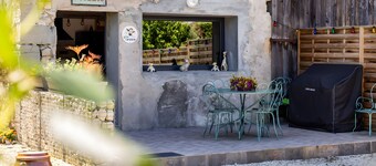 Cottage 'L'étable' with Private Terrace, Shared Garden and Wi-Fi