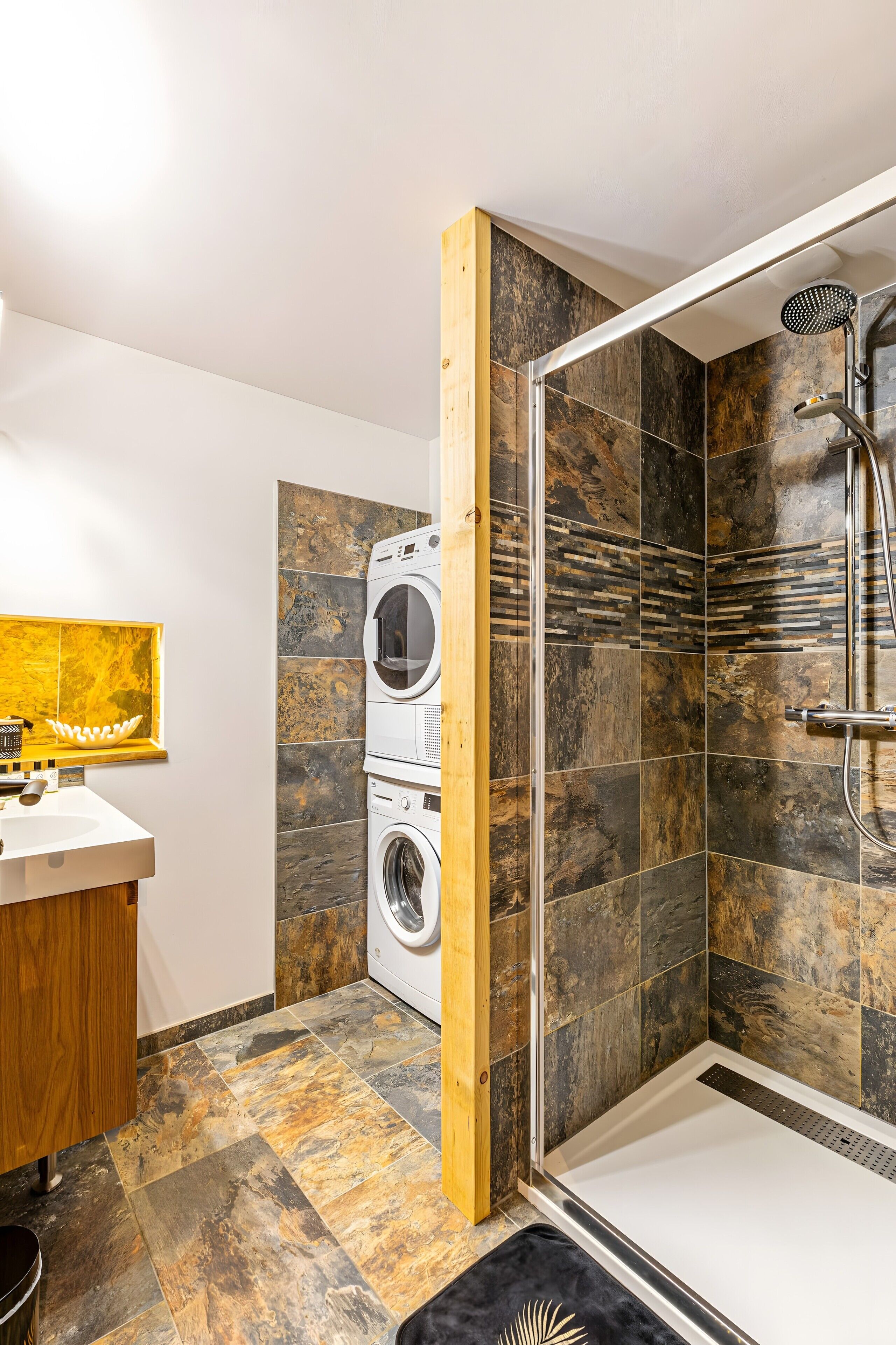 Een douche, een haardroger, handdoeken