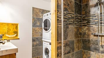 Een douche, een haardroger, handdoeken