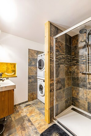 Douche, sèche-cheveux, serviettes fournies