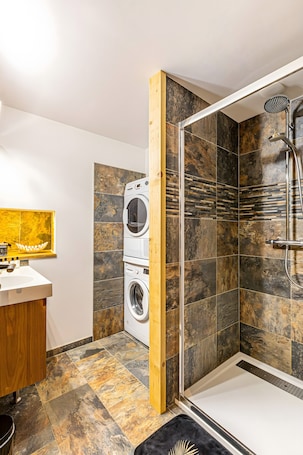 Shower, hair dryer, towels. Cottage 'L'étable' with Private Terrace, Shared Garden and Wi-Fi