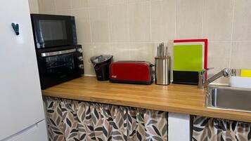 Een koelkast, een microgolfoven, een oven, een kookplaat