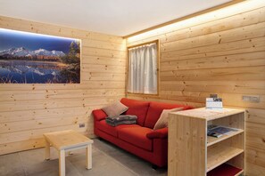 TV - Apartment 'Appartamento Stella Alpina' with Balcony and Wi-Fi (Chiesa in Valmalenco)