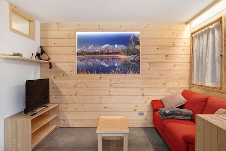 TV. Apartment 'Appartamento Stella Alpina' with Balcony and Wi-Fi
