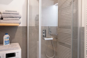 Dusche, kostenlose Toilettenartikel, Haartrockner, Handtücher