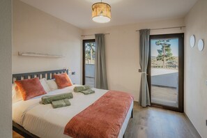10 bedrooms, free WiFi, bed sheets, wheelchair access - Villa 'El Nogal de Marieta' with Lake Views, Wi-Fi, and Air Conditioning (Peguerinos)