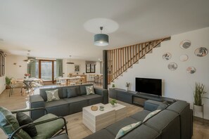 TV, fireplace - Villa 'El Nogal de Marieta' with Lake Views, Wi-Fi, and Air Conditioning (Peguerinos)