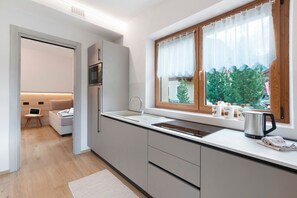 Fridge, microwave, stovetop, dishwasher