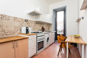 Kühlschrank, Ofen, Herdplatte, Wasserkocher mit Kaffee-/Teezubehör