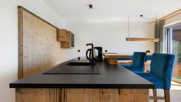 Kylskåp, ugn, spishäll och diskmaskin