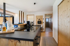 Fridge, oven, stovetop, dishwasher - Apartment 'Moarhof  Salbei' with Mountain View, Private Terrace and Wi-Fi (Mölten/Schlaneid)