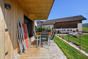 Outdoor dining - Apartment 'Moarhof  Salbei' with Mountain View, Private Terrace and Wi-Fi (Mölten/Schlaneid)