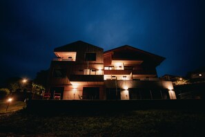 Un immeuble à plusieurs étages, doté de balcons et d’un toit plat.