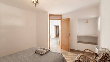 3 slaapkamers, een strijkplank/strijkijzer, gratis wifi, beddengoed