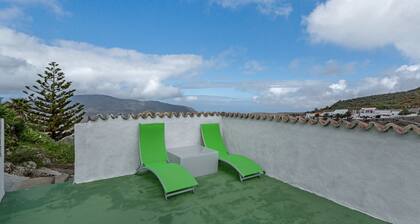 Casa de vacaciones 'La Umbría' con vistas a la montaña, terraza privada y Wi-Fi