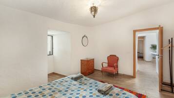 3 slaapkamers, een strijkplank/strijkijzer, gratis wifi, beddengoed