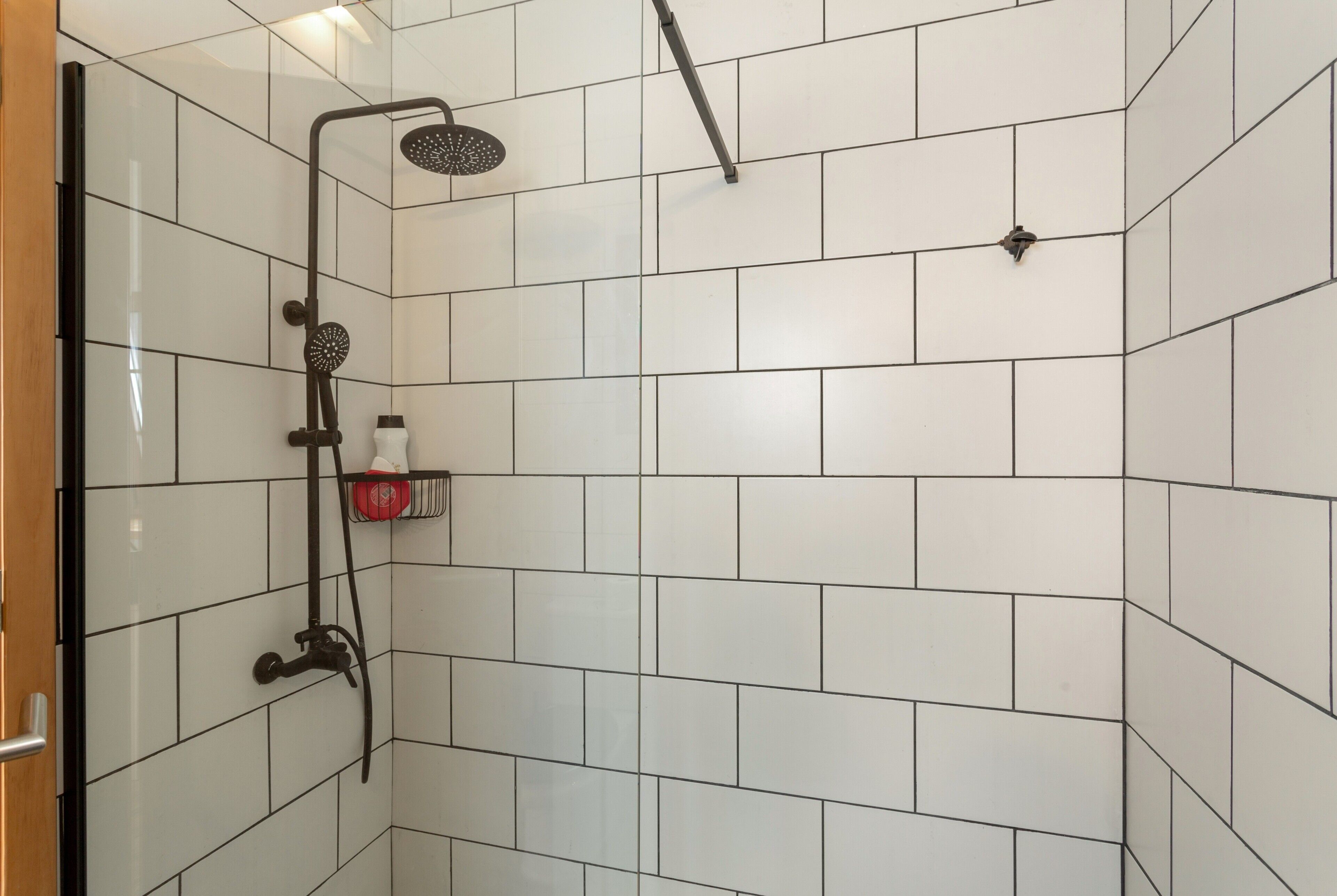 Een douche, een haardroger, handdoeken