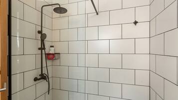 Een douche, een haardroger, handdoeken