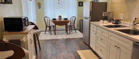 Microondas, horno, parrilla de estufa y lavavajillas