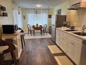 Fridge, microwave, oven, stovetop - Barrow Bungalow near Big House, fishing, downtown Tavares and Mt Dora (Tavares)