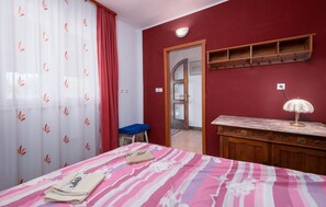 3 habitaciones, tabla de planchar con plancha y cuna de viaje 