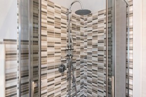 Shower, hair dryer, towels - Apartment 'Paradise Suite' with Sea View, Wi-Fi and Air Conditioning (Sori (Ge))
