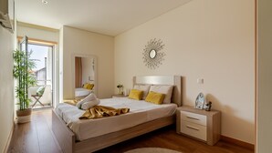 Un dormitorio con cama, mesitas de noche, un espejo y una planta en maceta.