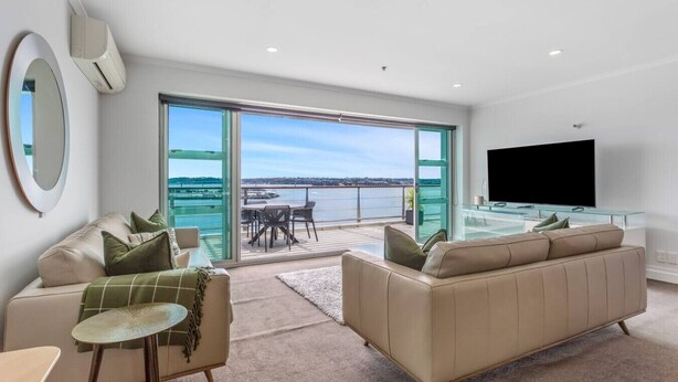 Living area - Harbour Views & Space for Four on Princes Wharf (Auckland)