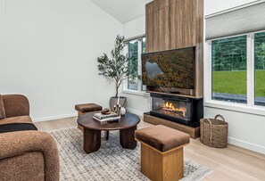 Smart TV, fireplace - Fox Hollow at Carter Bridge Estate (East Durham)