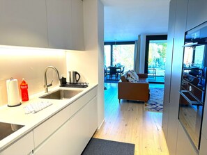 Køleskab, mikrobølgeovn, ovn, kogeplade