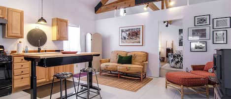 Smart-TV, Kamin, Bücher